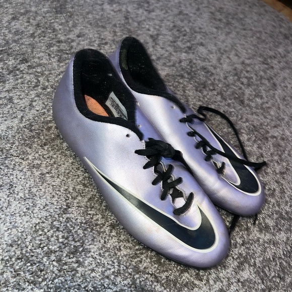 These are a size 6 in youth, Nike soccer cleats. - Picture 1 of 3